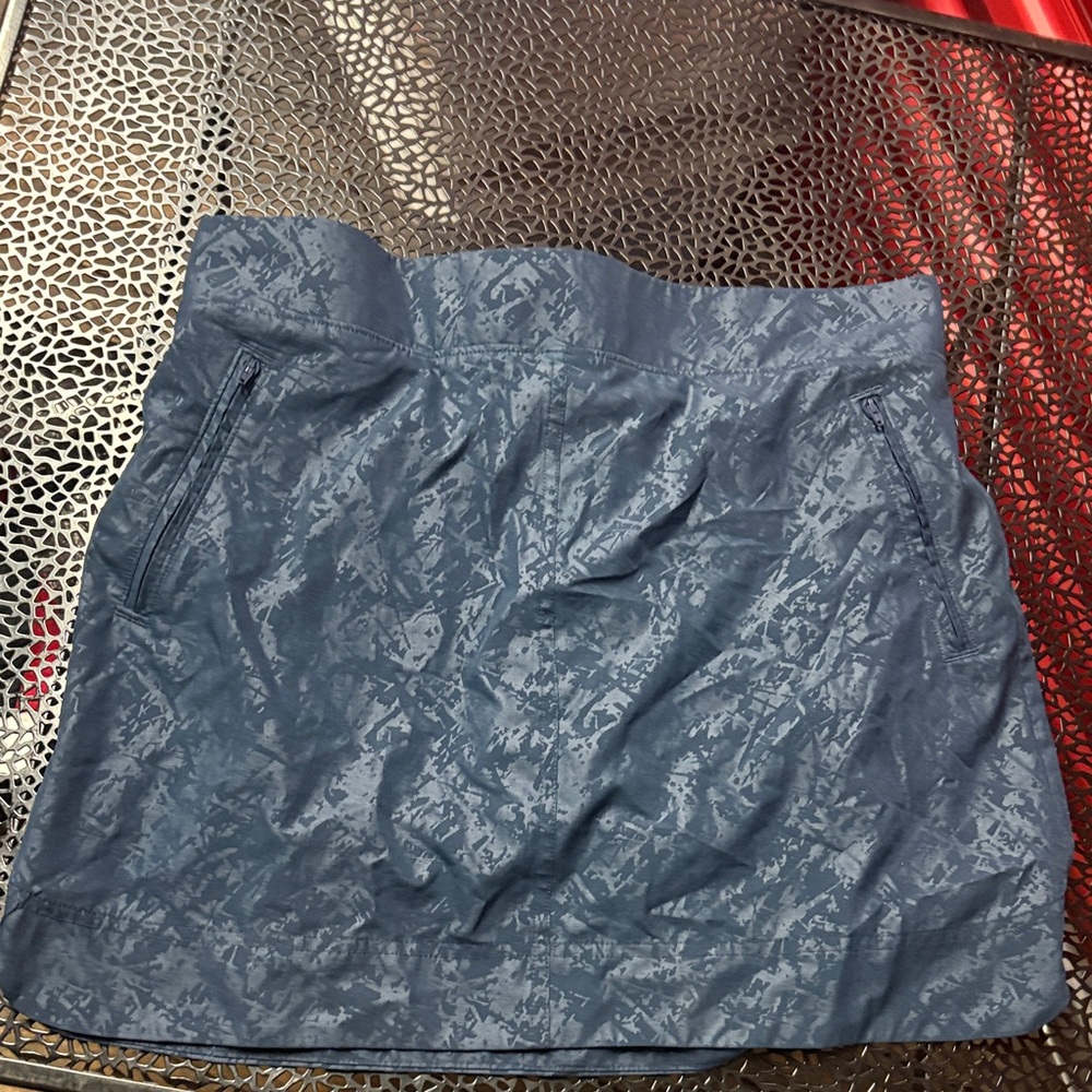 Orvis women’s skort size medium like new fast shipping Blu zipper front pockets